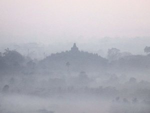 족자카르타 뿐뚝 스툼부 보로부두르 선라이즈 & 므라삐 지프 데이투어